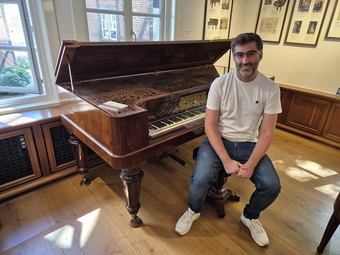 Javier Serrano junto a un piano